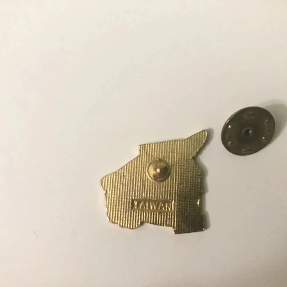 Wendys  Restaurant Urgency Enamel Pin Lapel - Picture 5 of 9